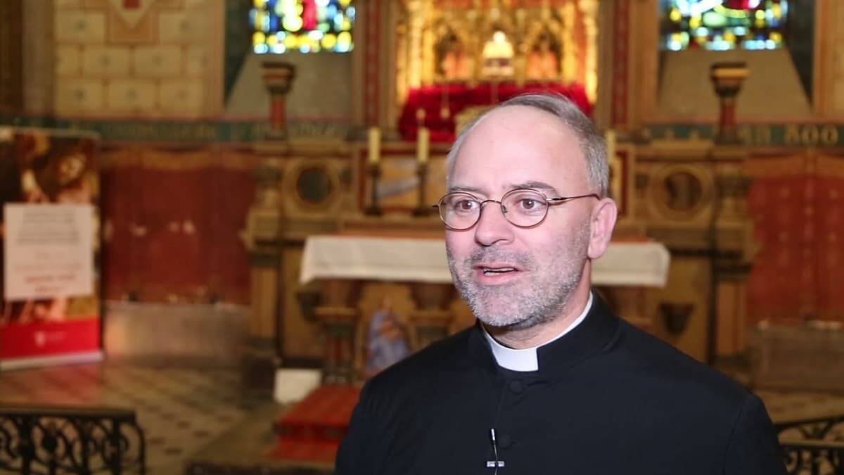 El padre Guy-Emmanuel Cariot, rector de la basílica de Saint-Denys en Argenteuil y exorcista de la diócesis de Pontoise.