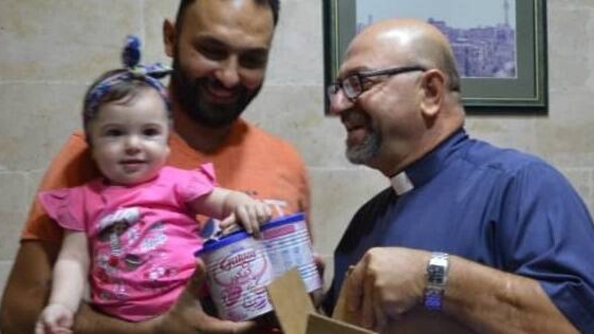 Desde hace años, párrocos, parroquias y voluntarios en Alepo, Siria, reparten leche infantil en la campaña Una Gota de Leche