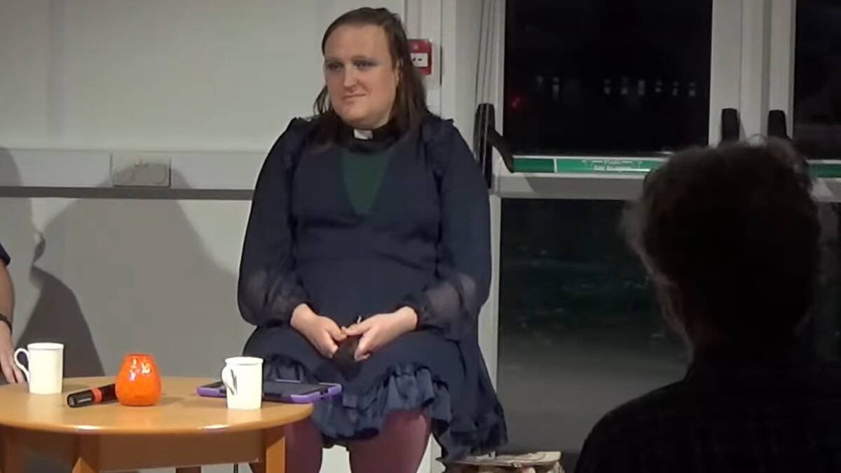 Bingo Allison, pastor 'no binario' en Liverpool, durante una charla en la que explicó su posición en la comunidad anglicana.