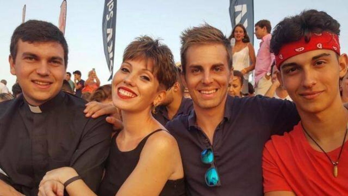 Rebeca, junto con su marido César y sus amigos (a la izquierda, el sacerdote Oscar Torres, con quien impulsó Hakuna Toledo) tuvo una amplia vida de fe centrada en la adoración, el apostolado y la asistencia a los necesitados.