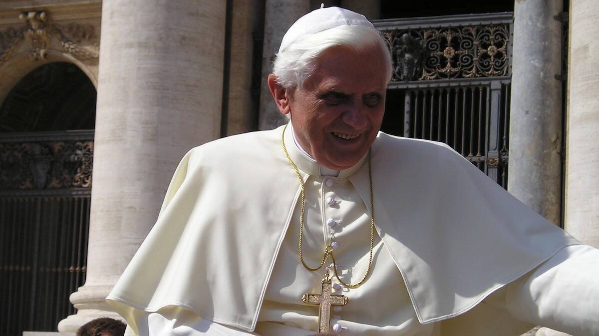 Benedicto XVI no tuvo alrededor colaboradores fieles que llegasen donde él no podía llegar.