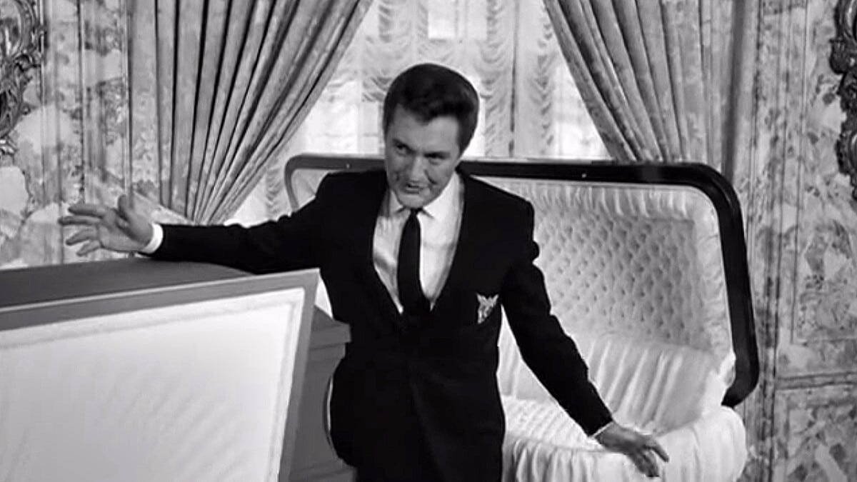 'Los seres queridos [The loved one]' es un sátira de humor negro con la que Evelyn Waugh ridiculizó algunas costumbres mortuorias. En la imagen, el cómico Liberace enseña unos ataúdes en la versión cinematográfica dirigida en 1965 por Tony Richardson.