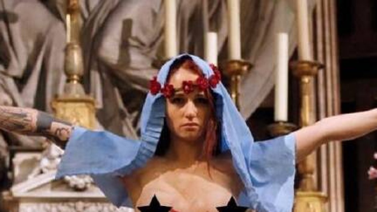 La activista de Femen en la iglesia parisina de la Madeleine en 2013