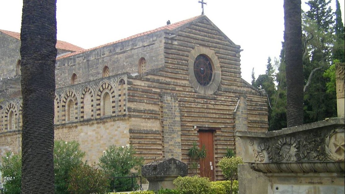 Iglesia del Sancto Spirito en Palermo, en la que tuvo lugar el incidente llamado de las Vísperas Sicilianas.