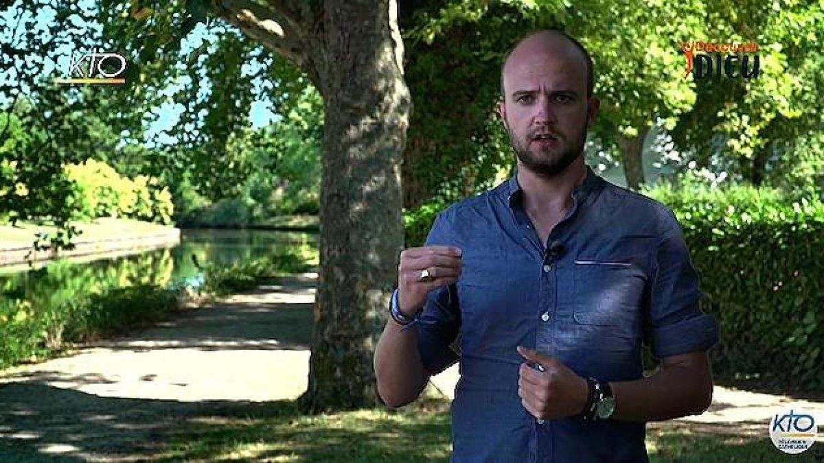 Loïc llegó a apostatar públicamente. Su alejamiento de la fe era total, hasta que conoció a un amigo católico y se le empezaron a caer algunos prejuicios.