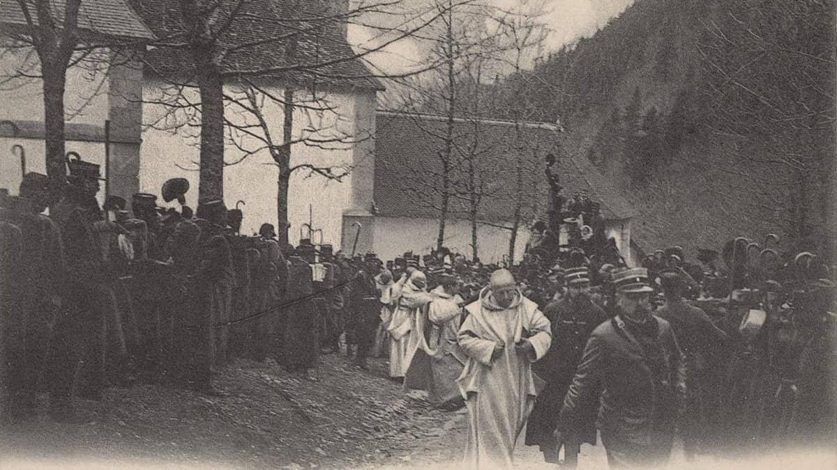 Expulsión de los cartujos de la Grande-Chartreuse, el 29 de abril de 1903. Las fuerzas del orden tuvieron que emplearse a fondo para contener a la multitud católica congregada para impedir la salida de los monjes.