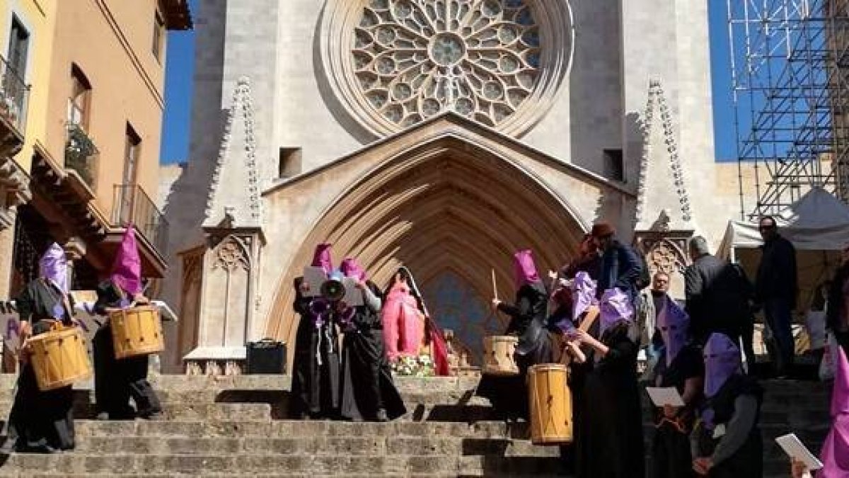 Manifestación feminista grosera en el 8 de mayo con proclamas anticatólicas frente a la catedral de Tarragona
