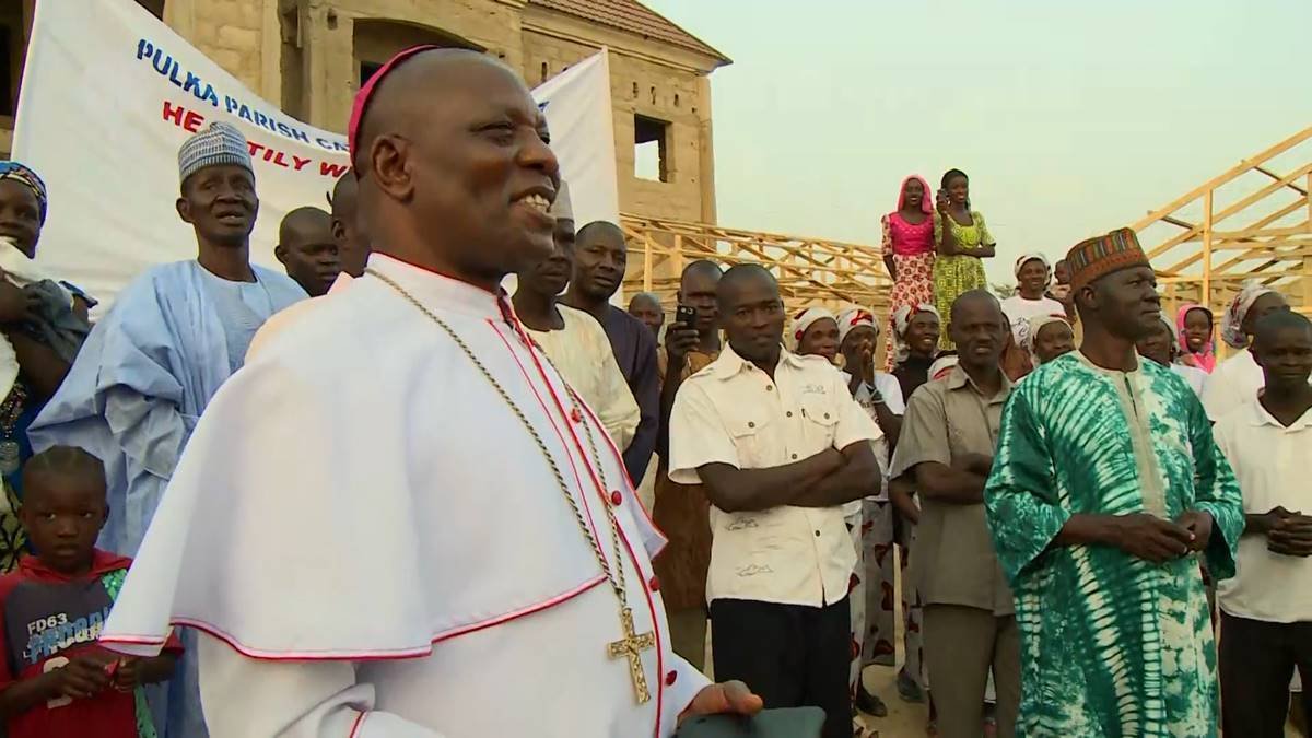 Fieles católicos de la diócesis de Maiduguri, junto con su obispo, Oliver Dashe Doeme.