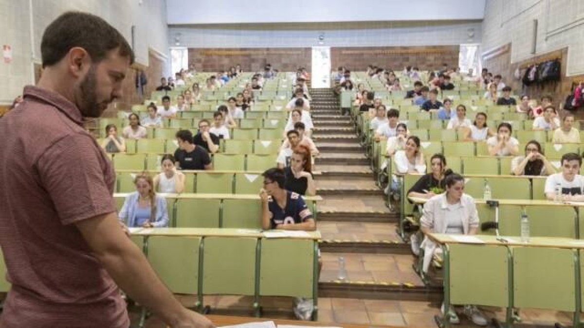 Estudiantes en exámenes de Selectividad... simbolizan orden, pero también vulnerabilidad y docilidad