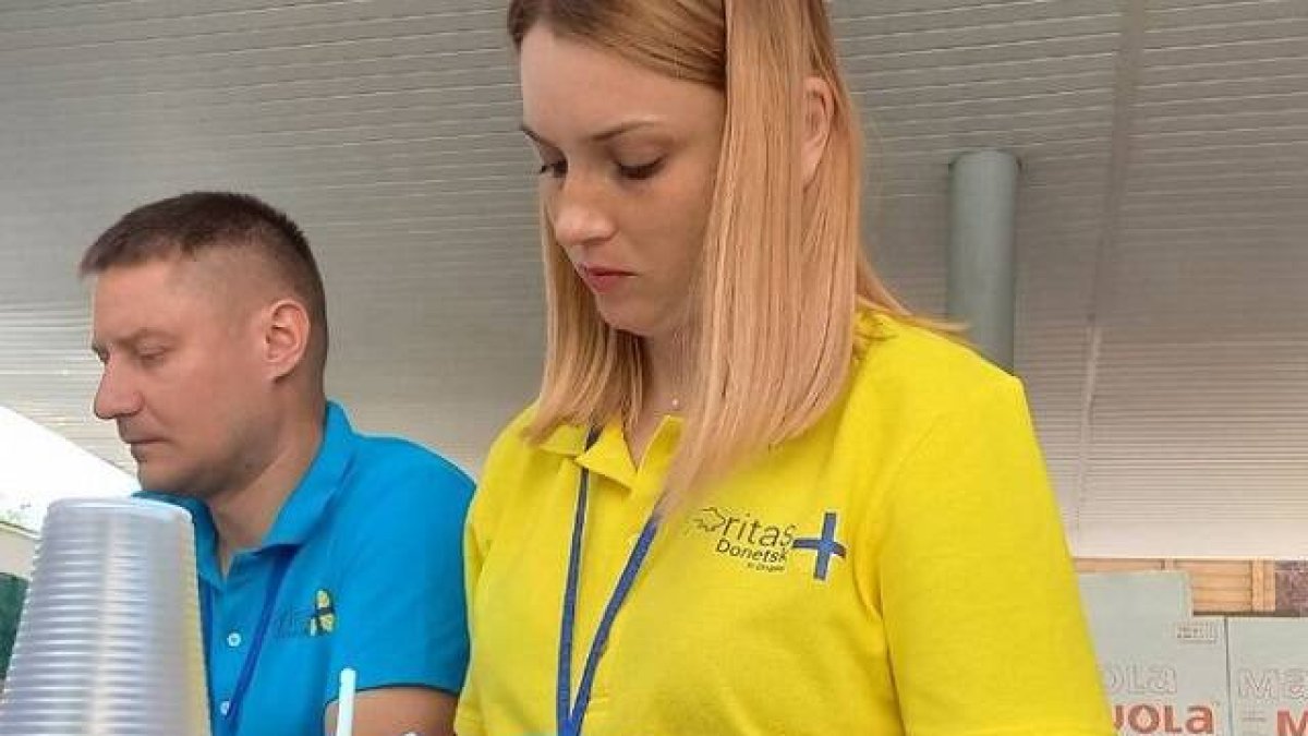 Unos voluntarios de Cáritas Ucrania en Donetsk clasifican materiales de ayuda para los que huyen de la guerra