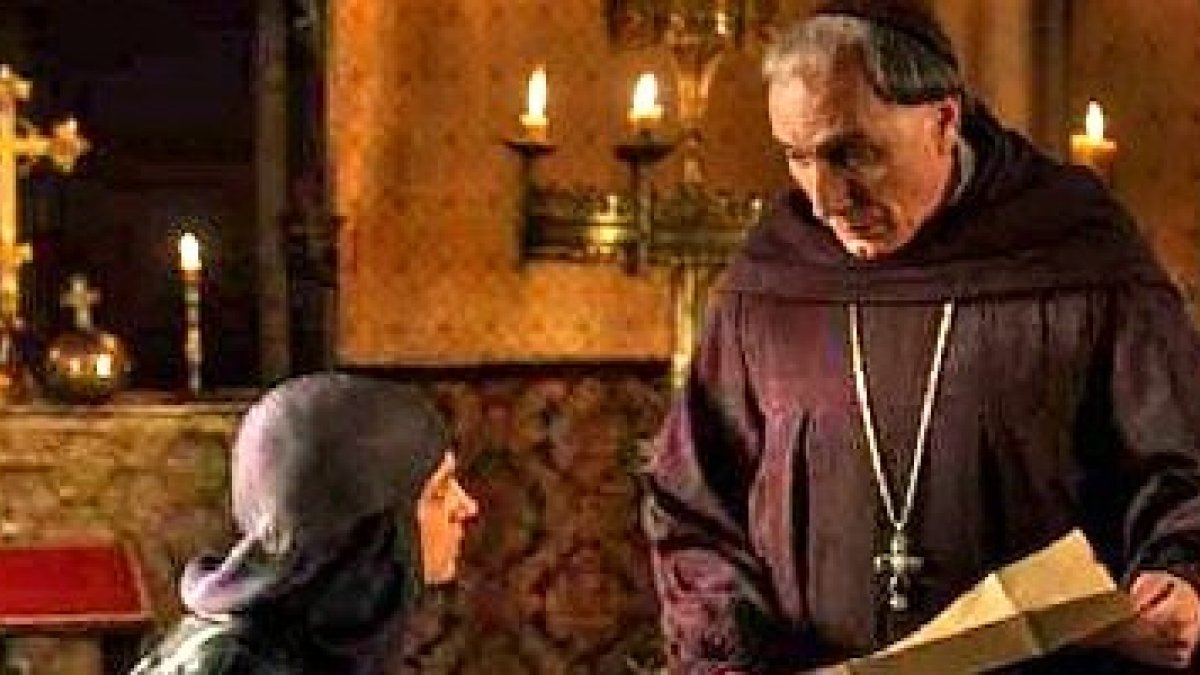 Cisneros (Eusebio Poncela) despacha con Isabel (Michelle Jenner) en la serie de RTVE sobre la Reina Católica.