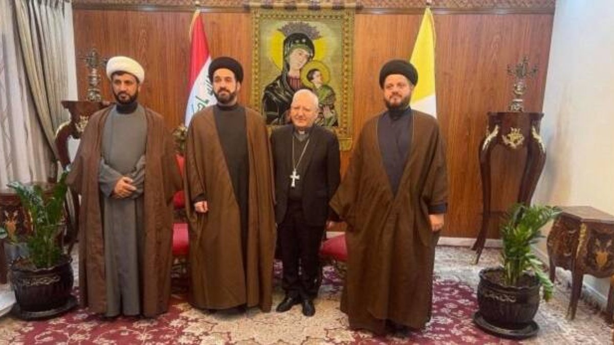 El cardenal sako, Patriarca de los católicos caldeos, con delegados chiítas en Bagdad