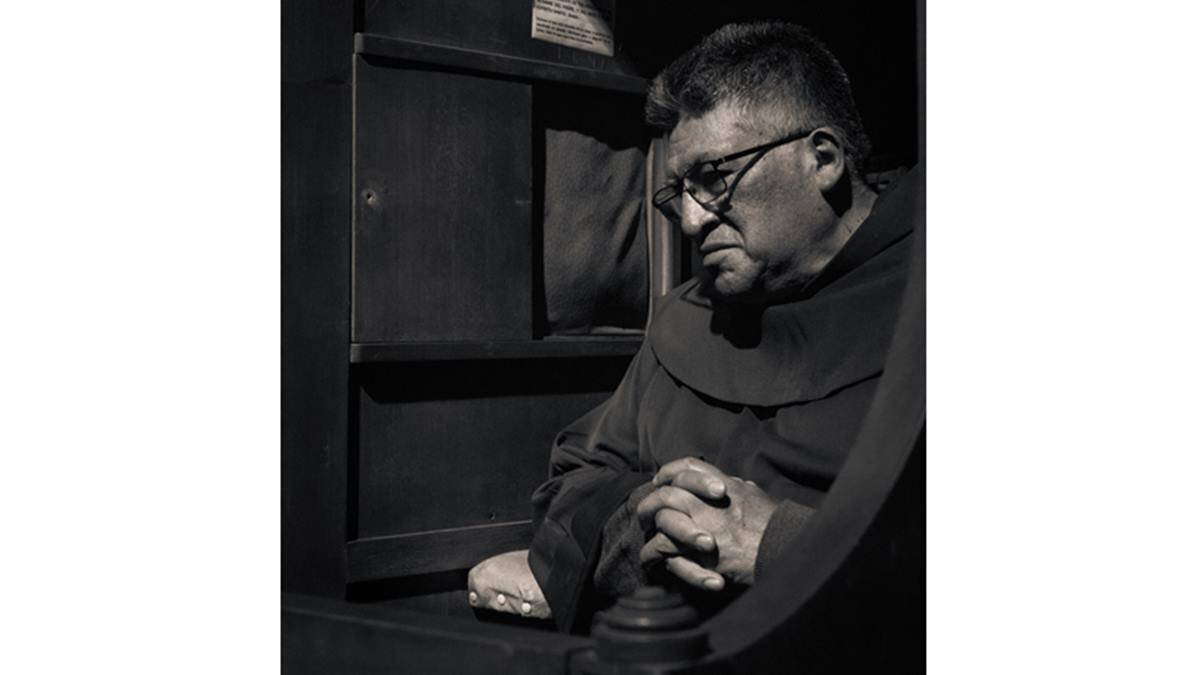 Para romper el círculo de la falta de confesiones, el primer paso tiene que darlo el confesor, estando disponible 'in situ' para ello todo el tiempo que pueda. Foto: Gabriel Manjarres / Cathopic.com