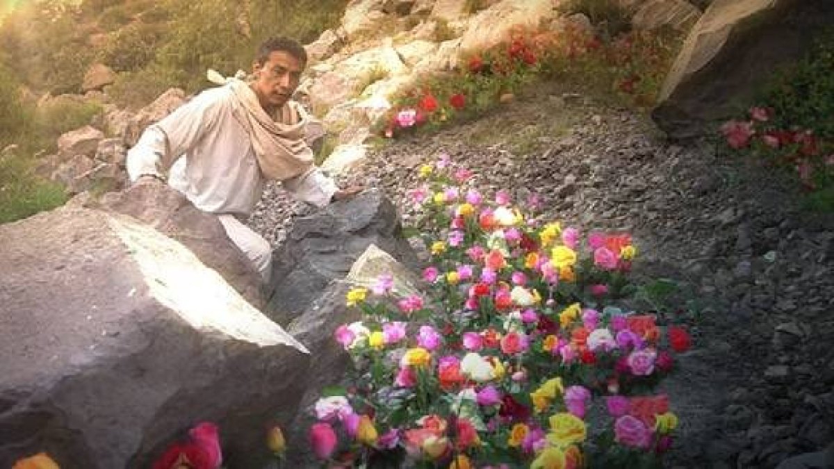 El milagro de las rosas que encuentra San Juan Diego donde no podía haberlas, como la Virgen le indicó