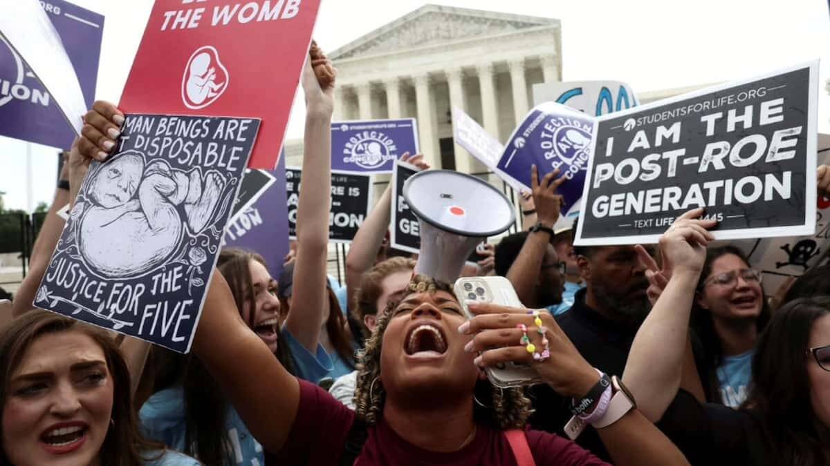 Manifestantes provida celebraron en Washington ante el Tribunal Supremo la sentencia Dobbs vs Jackson que revierte Roe vs Wade. Foto: Evelyn Hockstein, CNS/Reuters.
