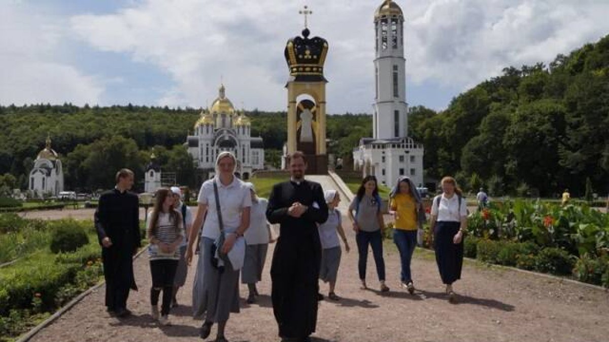 Peregrinos en el santuario ucraniano de Zarvanytsia en verano de 2017, antes de la guerra