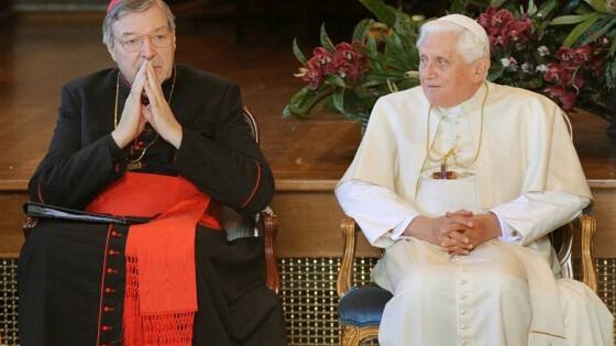El cardenal Pell con el Papa Benedicto XVI en 2008 en la JMJ de Sídney