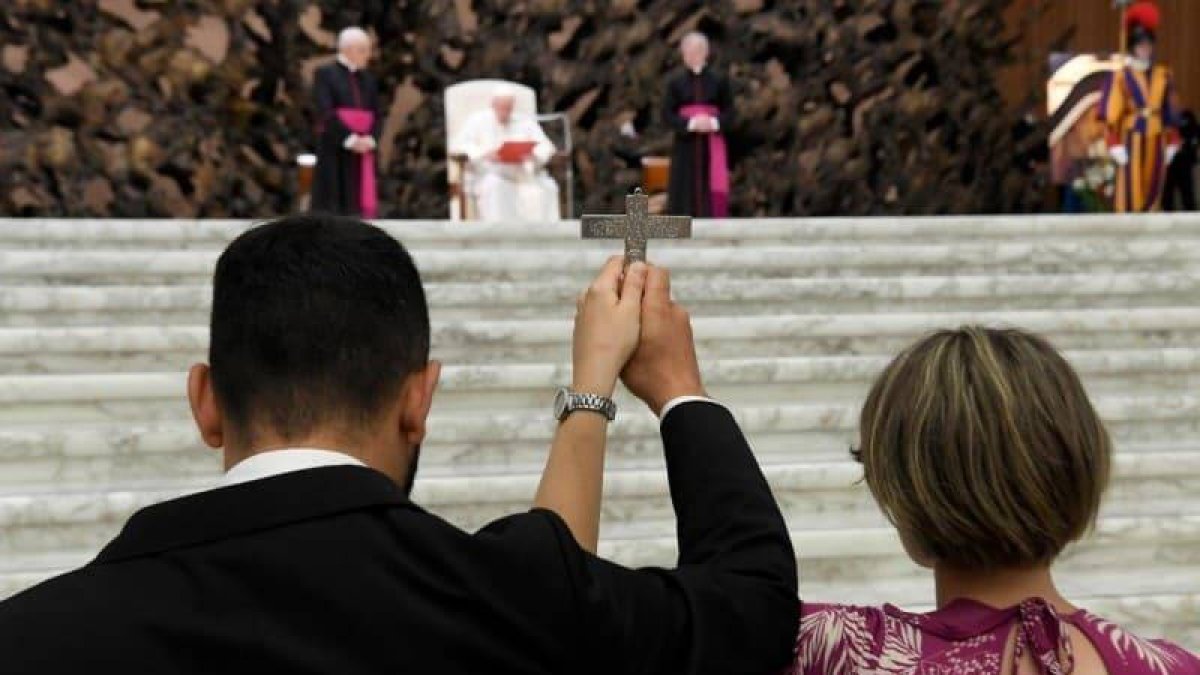 Frente al Papa y con el crucifijo en alto las familias han sido enviadas a anunciar el Evangelio por países de los cinco continentes / Vatican Media