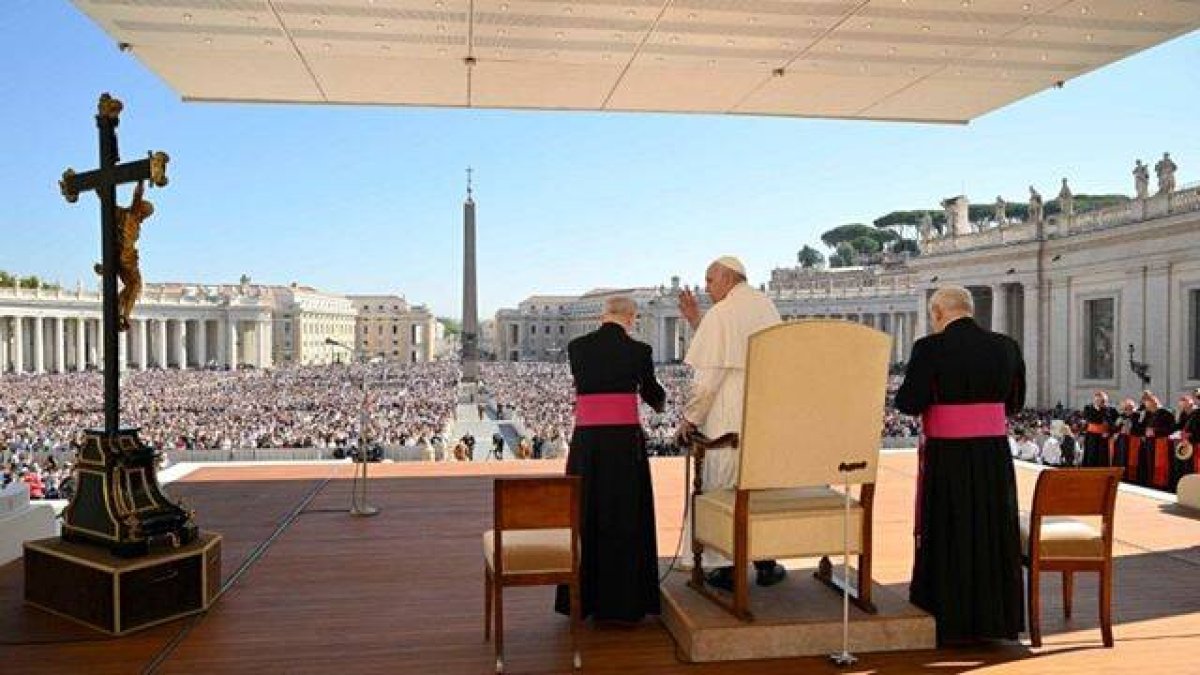 La Plaza de San Pedro se llenó de miembros de Comunión y Liberación venidos desde dentro y fuera de Italia. Foto: Vatican Media.