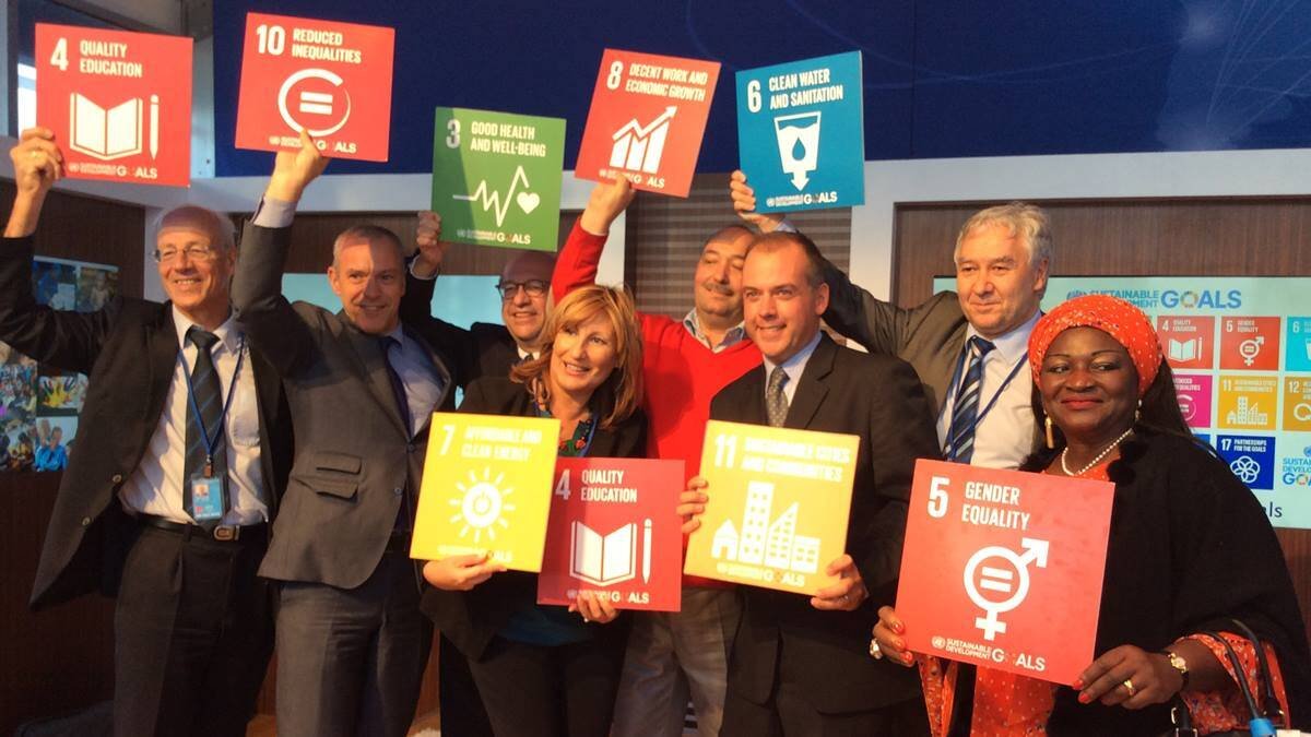 La Agenda 2030 para el Desarrollo Sostenible es el programa marco de dominación globalista que numerosos gobiernos están aplicando ya. En la imagen, funcionarios de la ONU muestran algunos de los objetivos que persigue la Agenda.