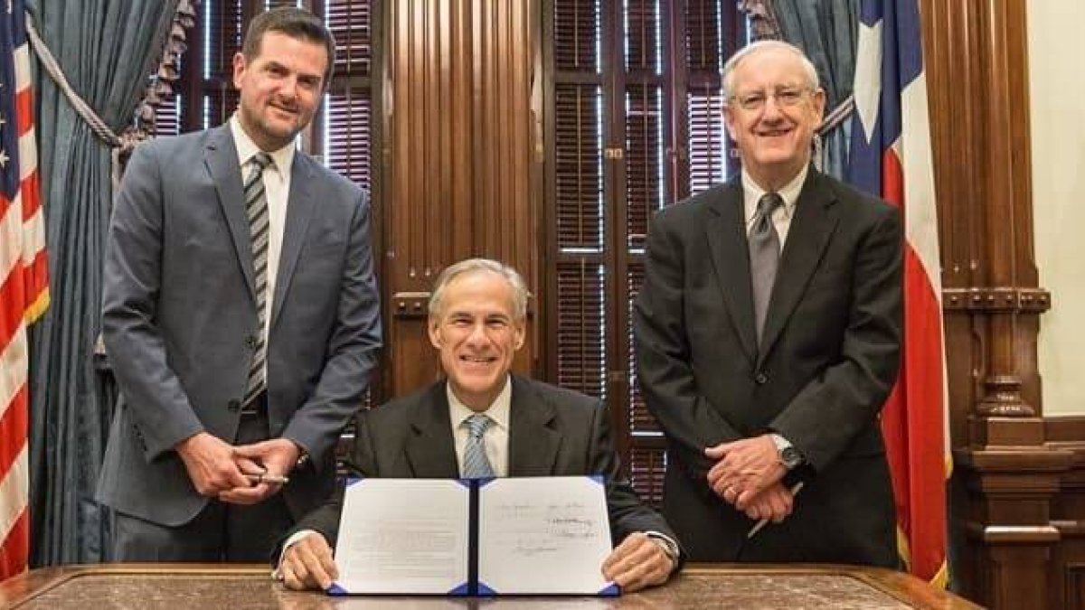 Greg Abbott, gobernador de Texas, muestra contento la ley firmada de su puño y letra que pondrá fin a los abortos en este enorme estado de EEUU.