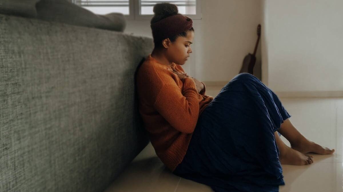 El dolor forma parte de la realidad, sostiene Eduardo Gris en 'No sufrirás'. La única forma que tienen las ideologías contemporáneas de negar el dolor es negar también la realidad, de ahí sus nocivos efectos. Foto (contextual): Joice Kelly / Unsplash.