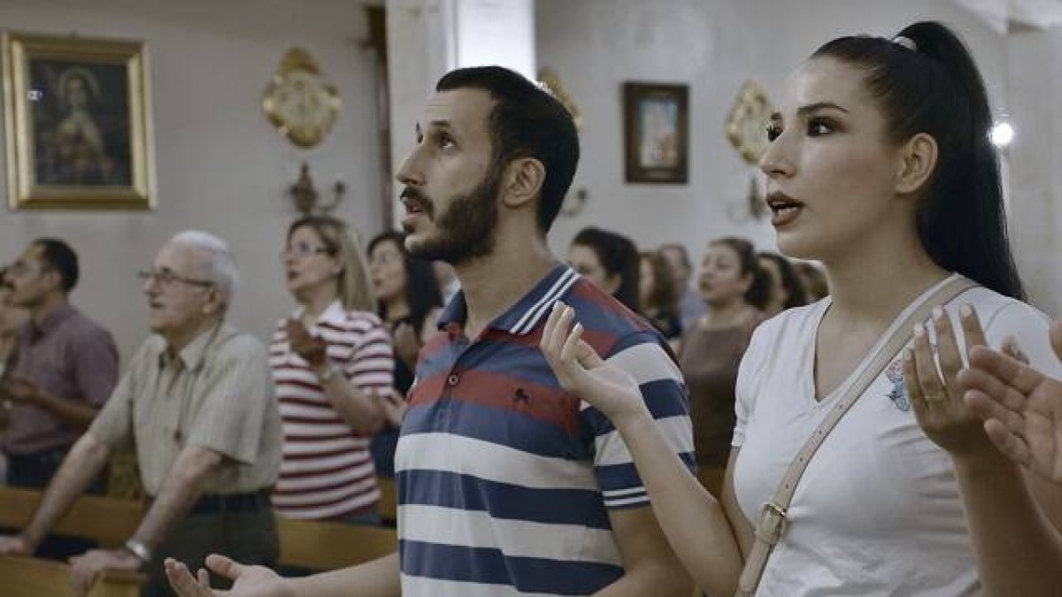Shandy y Simón, joven matrimonio católico en misa en Alepo, Siria