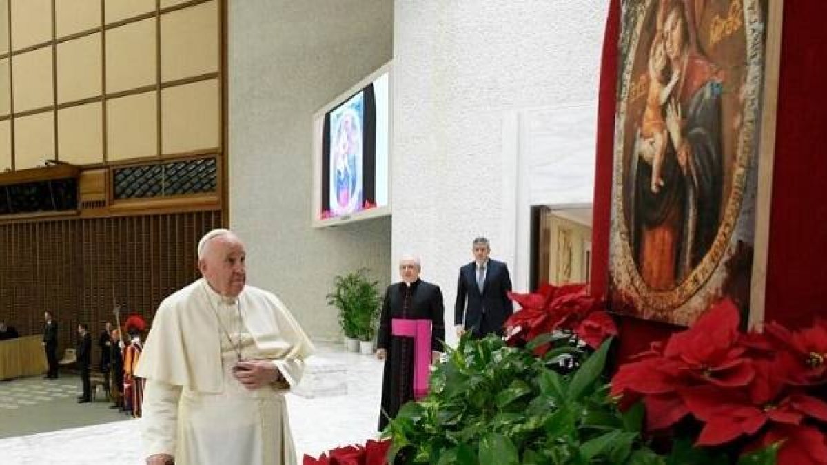 Francisco, en la audiencia de este miércoles, oró ante un icono mariano de Bielorrusia por la paz