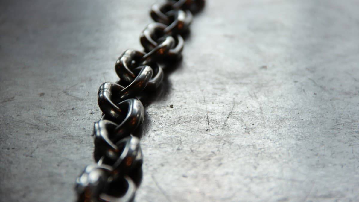 Vivimos encadenados y sometidos por un número inagotable de leyes, en buena medida porque han desaparecido los vínculos interiores con origen en la fe religiosa. Foto: Kaley Dykstra / Unsplash.
