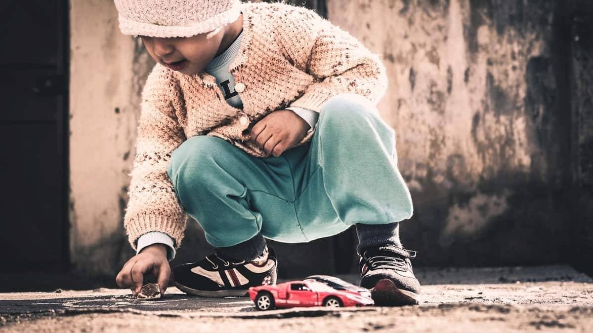 En los juegos y juguetes, la elección de los niños es distinta según el sexo de forma natural y así está documentado: no es un 'rol social' inducido, o al menos no absolutamente. Foto: Cengizhan Konus / Unsplash.