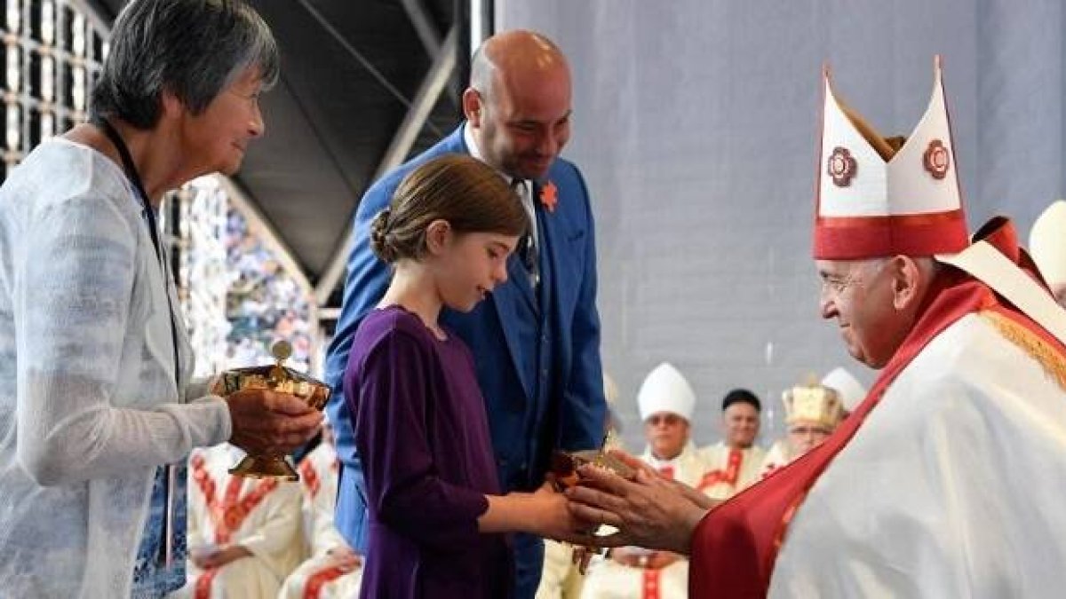 Niños y mayores entregaron las ofrendas al Papa Francisco, que habló de la relación con los abuelos