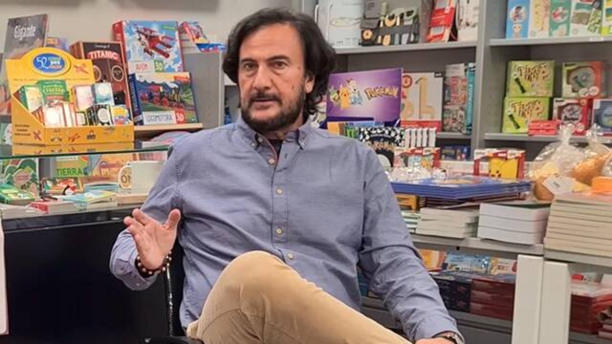 José María Zavala, durante una presentación de 'El Reloj del Apocalipsis' en la que participaron la periodista Ana Samboal y el doctor José Cabrera.