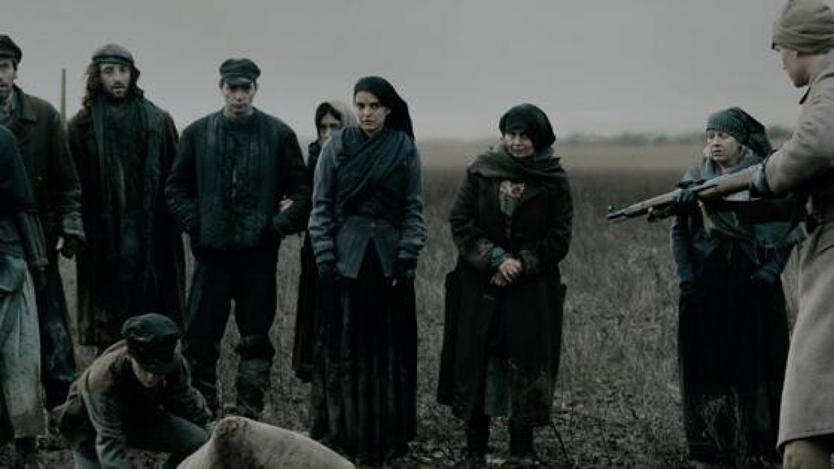 Soldados requisando a campesinos famélicos, en Bitter Harvest, película de 2016 sobre el Holodomor