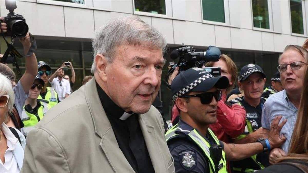 El cardenal George Pell sale del juzgado el 13 de marzo de 2019 tras ser condenado a seis años de prisión. Tras más de un año en la cárcel, el Tribunal Supremo australiano le absolvió por unanimidad.