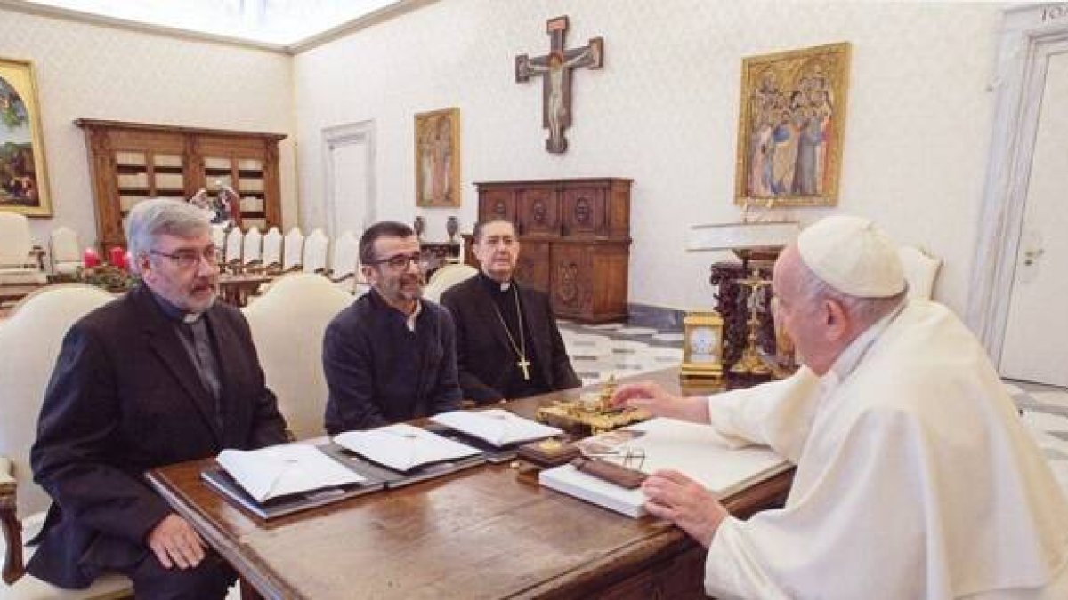 El Papa con el P. Jaume Calvera, el cardenal Ayuso y el periodista Javier Fariñas en su entrevista para Mundo Negro el 15 de diciembre