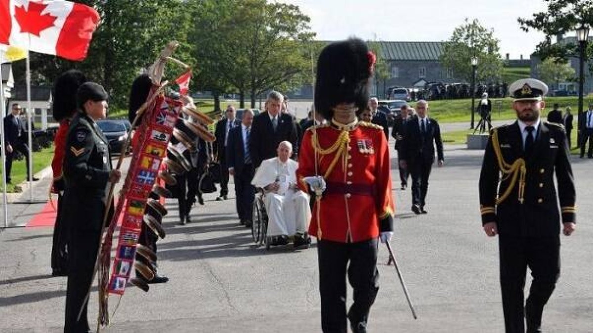 El Papa llega a la Ciudadela de Quebec en silla de ruedas por un problema con sus rodillas