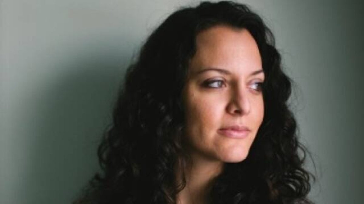 Hija de padres judios y musulmanes, Sarah siempre consideró la fe como una simple etiqueta sin compromisos personales. Un día, su compromiso de vida le exigía abrirse a la fe y ella
