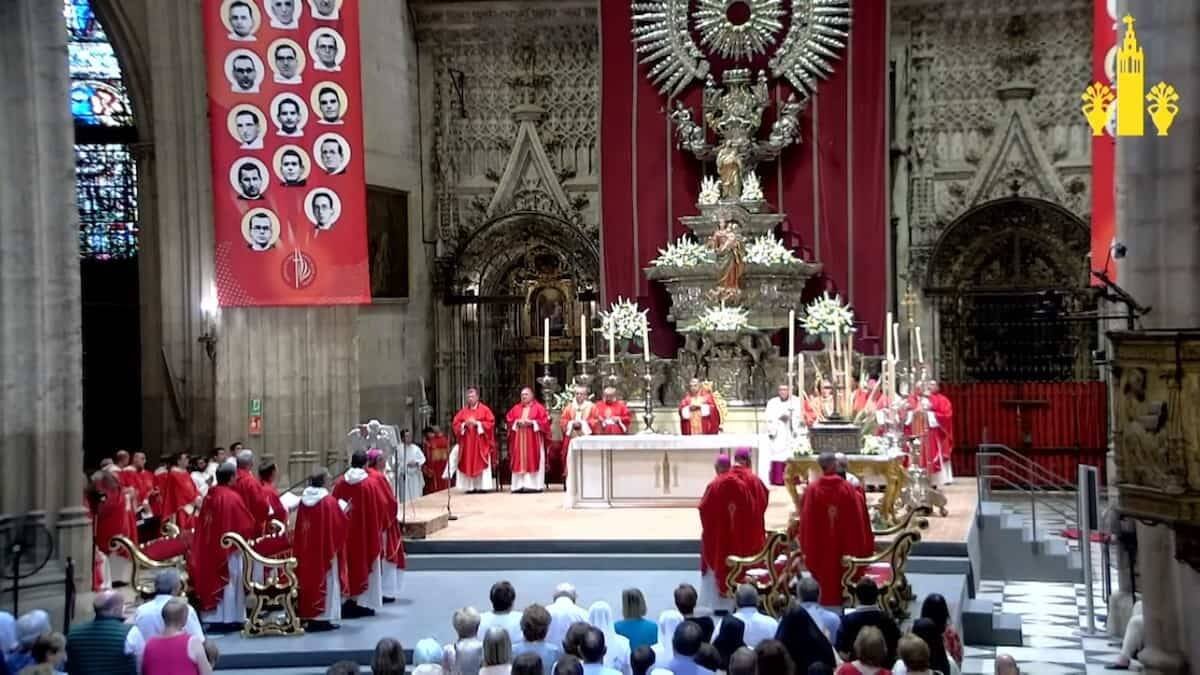 El 18 de junio fueron beatificados en la catedral de Sevilla 27 mártires dominicos, cuyos rostros se descubrieron en dos tapices a ambos lados del presbiterio.