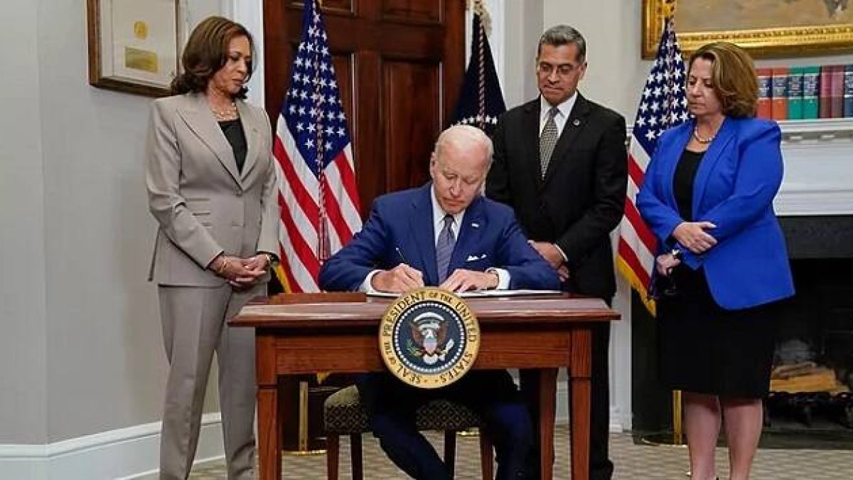 Biden con Kamala Harris firmando órdenes... ha firmado muchas normas abortistas desde que  el Supremo anuló Roe vs Wade