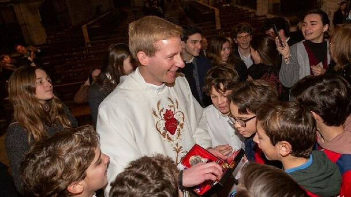 Marcin, con algunos de los niños a los que acompaña espiritualmente en Barcelona tras su ordenación sacerdotal