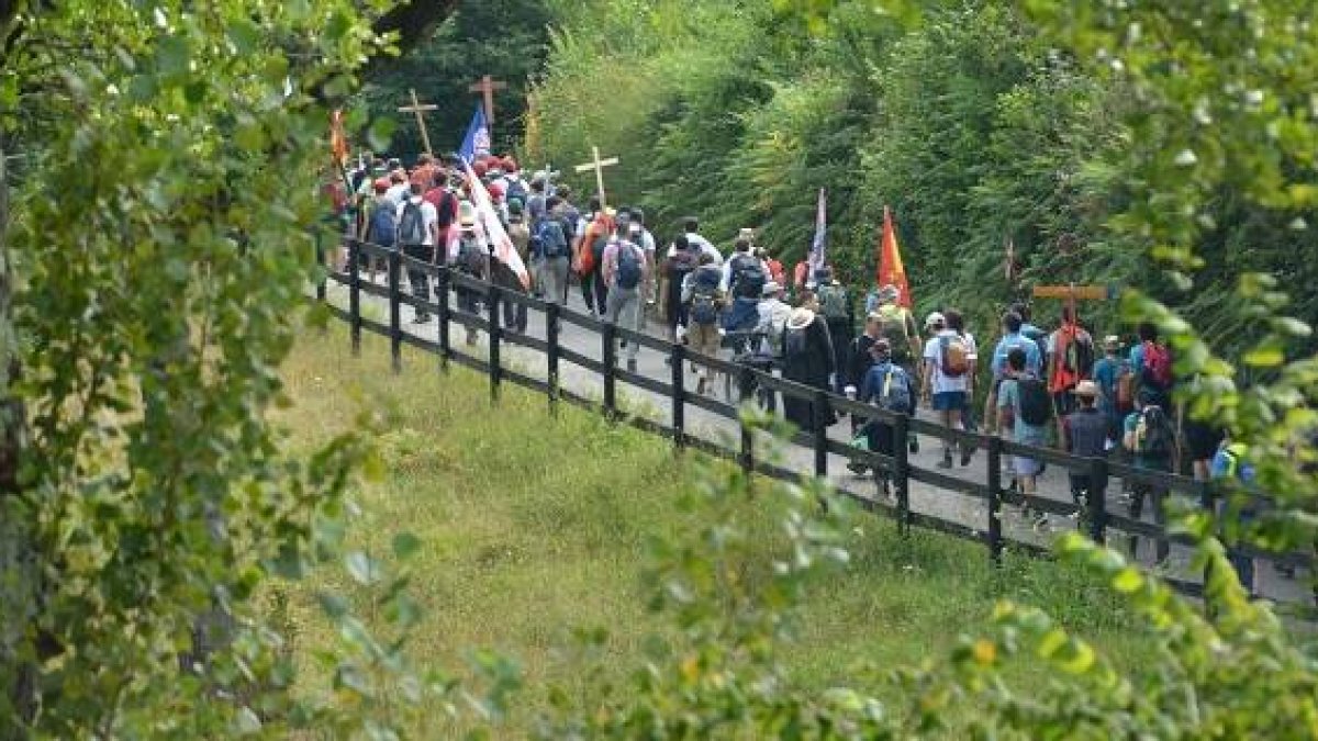 La verde montaña asturiana ve pasar a los peregrinos de la Nuestra Señora de la Cristiandad hacia Covadonga