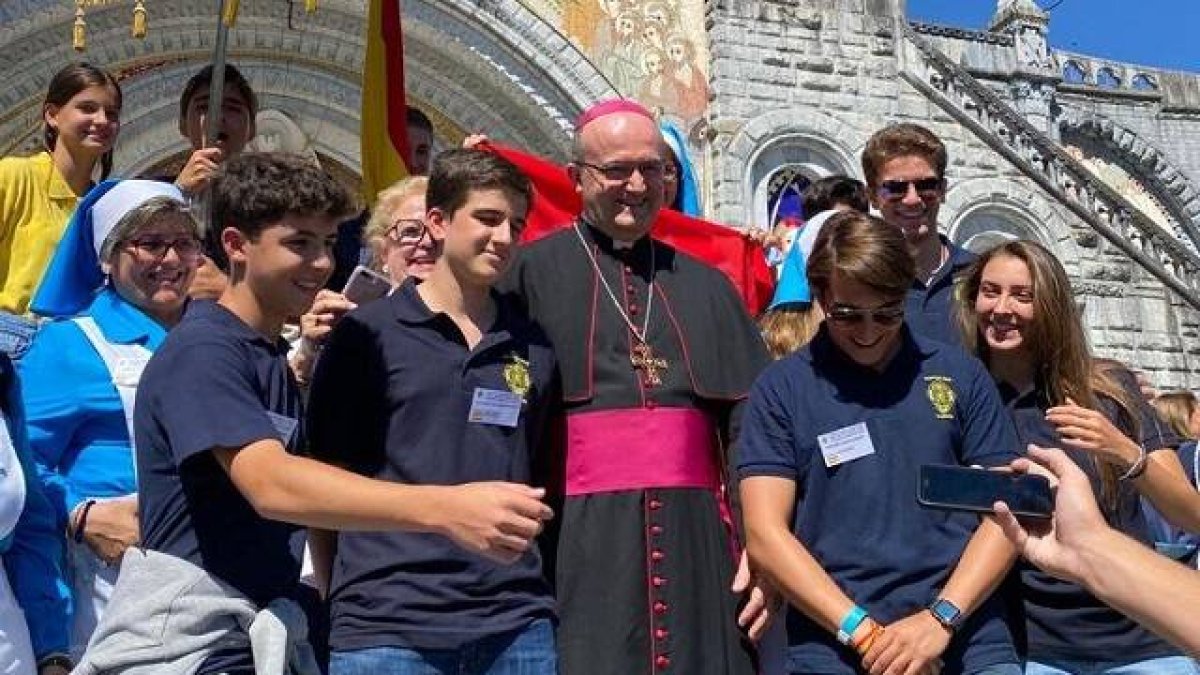 Munilla con voluntarios en una peregrinación a Lourdes en julio de 2022