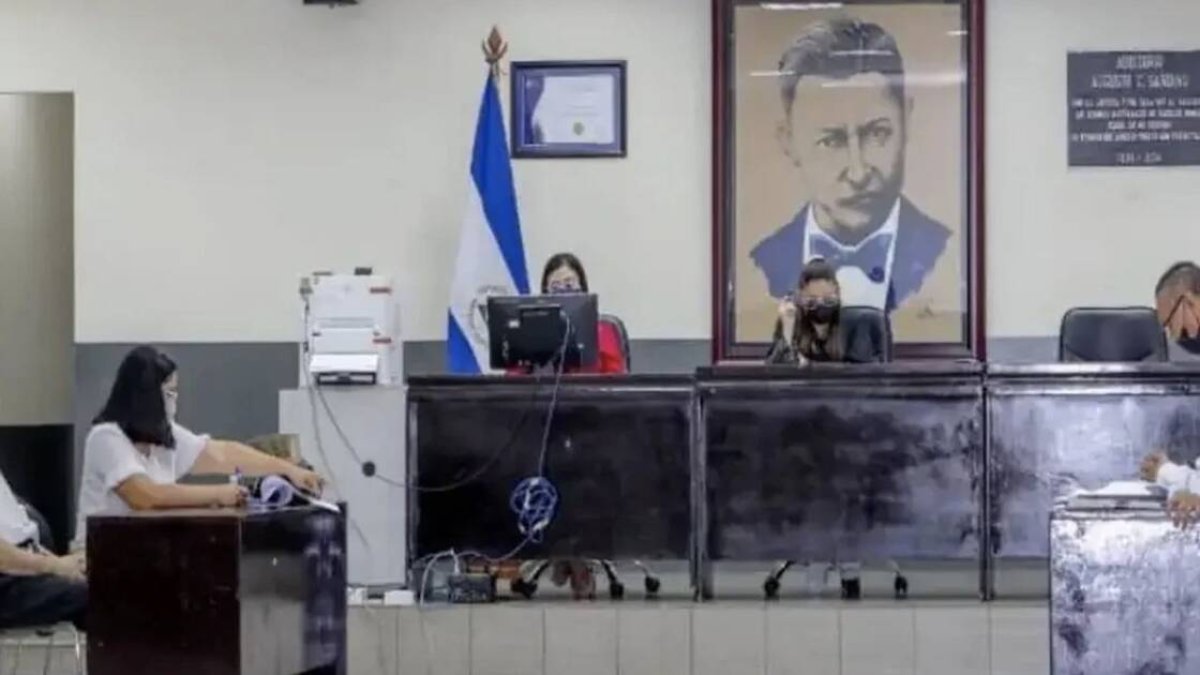 El martes 10 de enero tuvo lugar una primera vista del juicio a Rolando Álvarez. El obispo estaba más delgado y acompañado de una abogada de oficio, el equipo propio de abogados de la familia fue rechazado.