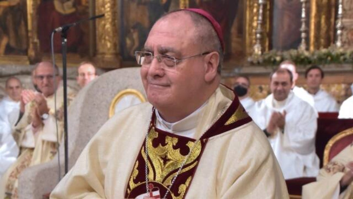 El nuevo arzobispo de Granada, José María Gil Tamayo, sustituye desde este 1 de febrero a Francisco Javier Martínez Fernández, tras su renuncia al cumplir los 75 años.