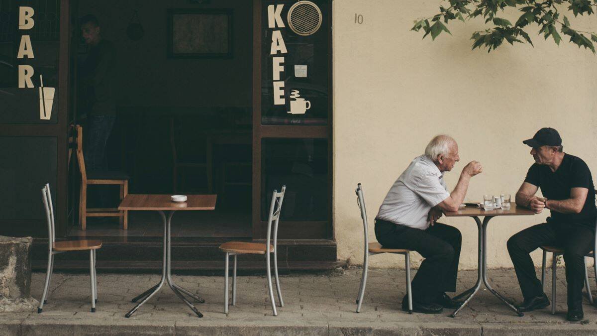 Los laicos no pueden quitar los pecados, pero una actitud de acogida cordial a las confidencias de otros puede ir preparando el perdón de Dios en la absolución sacerdotal. Foto: Juri Gianfrancesco / Unsplash.