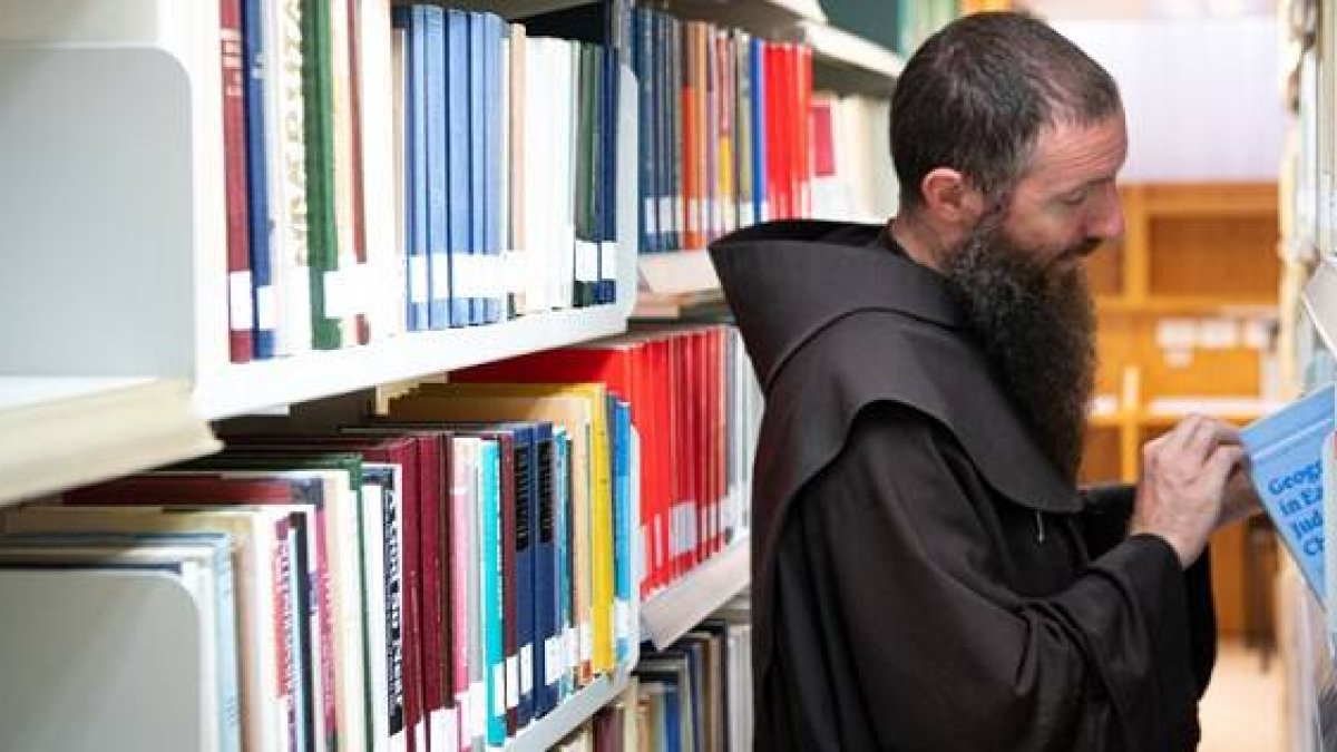 Fray Alessandro Coniglio en la biblioteca de 50.000 volúmenes del Studium Biblicum Franciscanum de Jerusalén