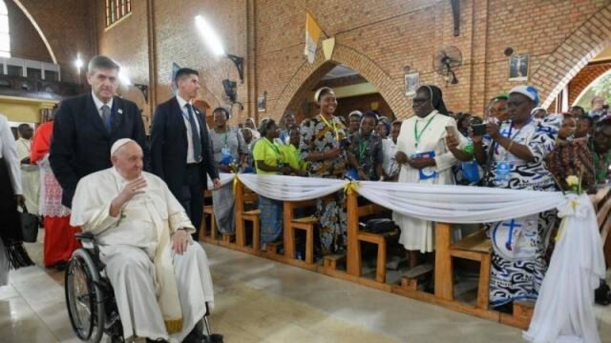 Durante su encuentro con los obispos, sacerdotes y religiosos del Congo, Francisco se refirió al celibato, la oración continuada o la pobreza evangélica como antídotos frente a las principales amenazas de la vida religiosa.