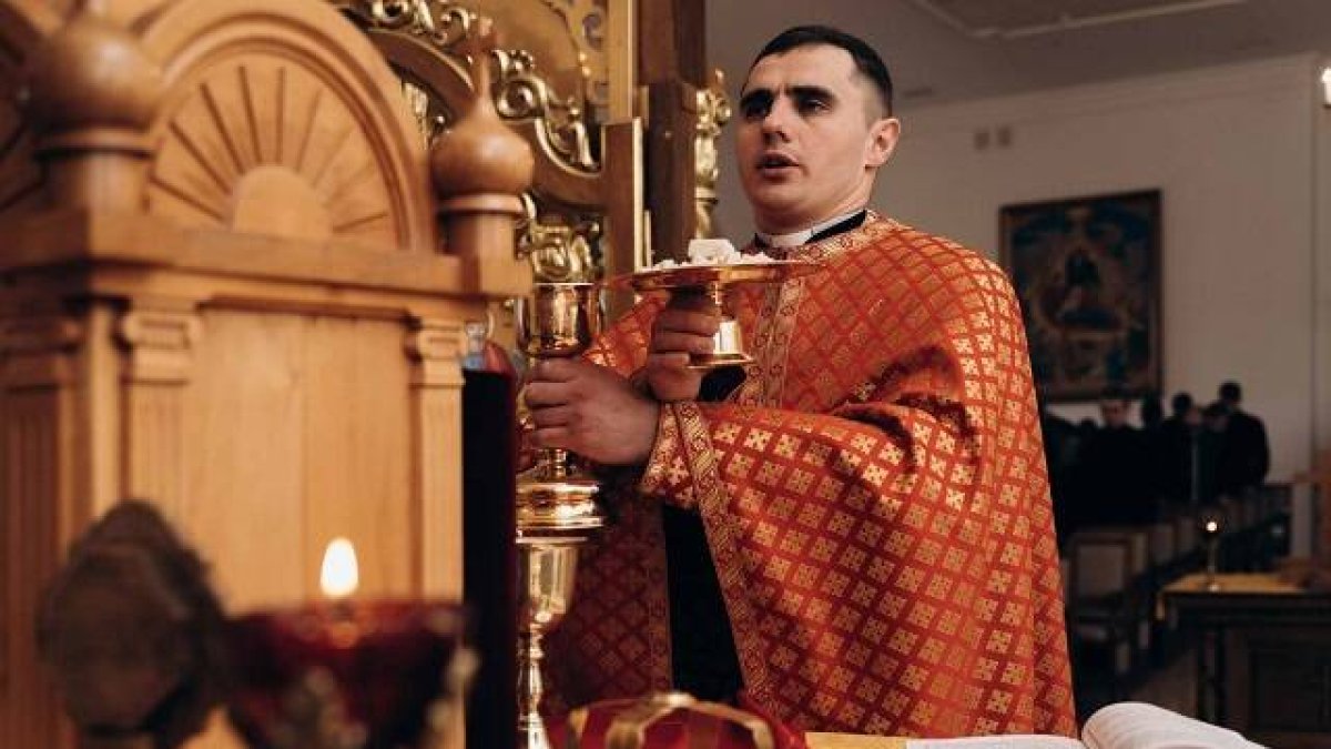 Oleksandr Bogomaz celebra la Divina Liturgia según el rito bizantino