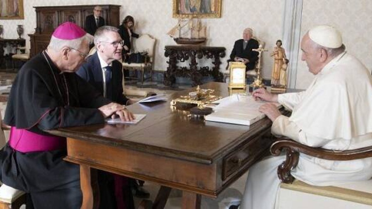 Un momento de la entrevista de Emmanuel Van Lierde al Papa Francisco - foto de Vatican Media