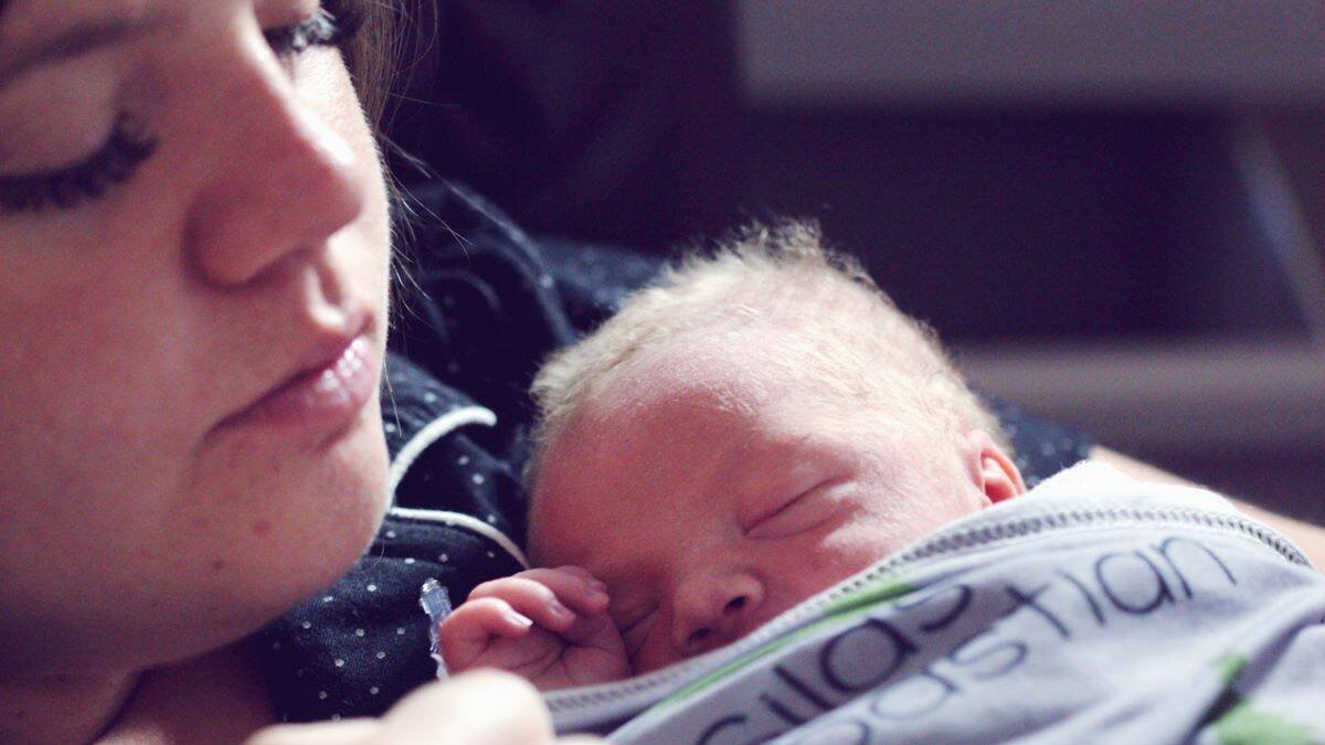 Cada niño que nace aporta su inteligencia y su creatividad al bien de todos. Eso enriquece más al mundo que cualquier supuesto cataclismo derivado de un exceso de población. Foto: Alexander Grey / Unsplash.